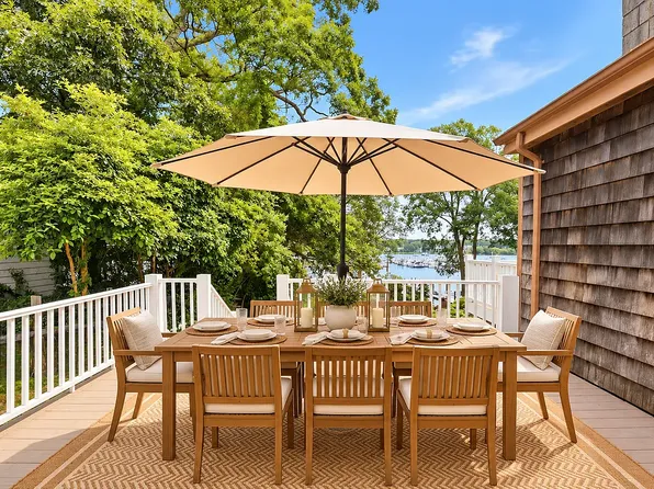 65 Quagnut Dr, South Kingstown, RI 02879