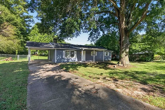3 bed, 1.0 bath, $1,550 — Photo 2