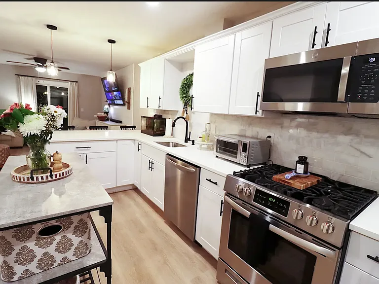 1605 Newbury Ct — Photo 3