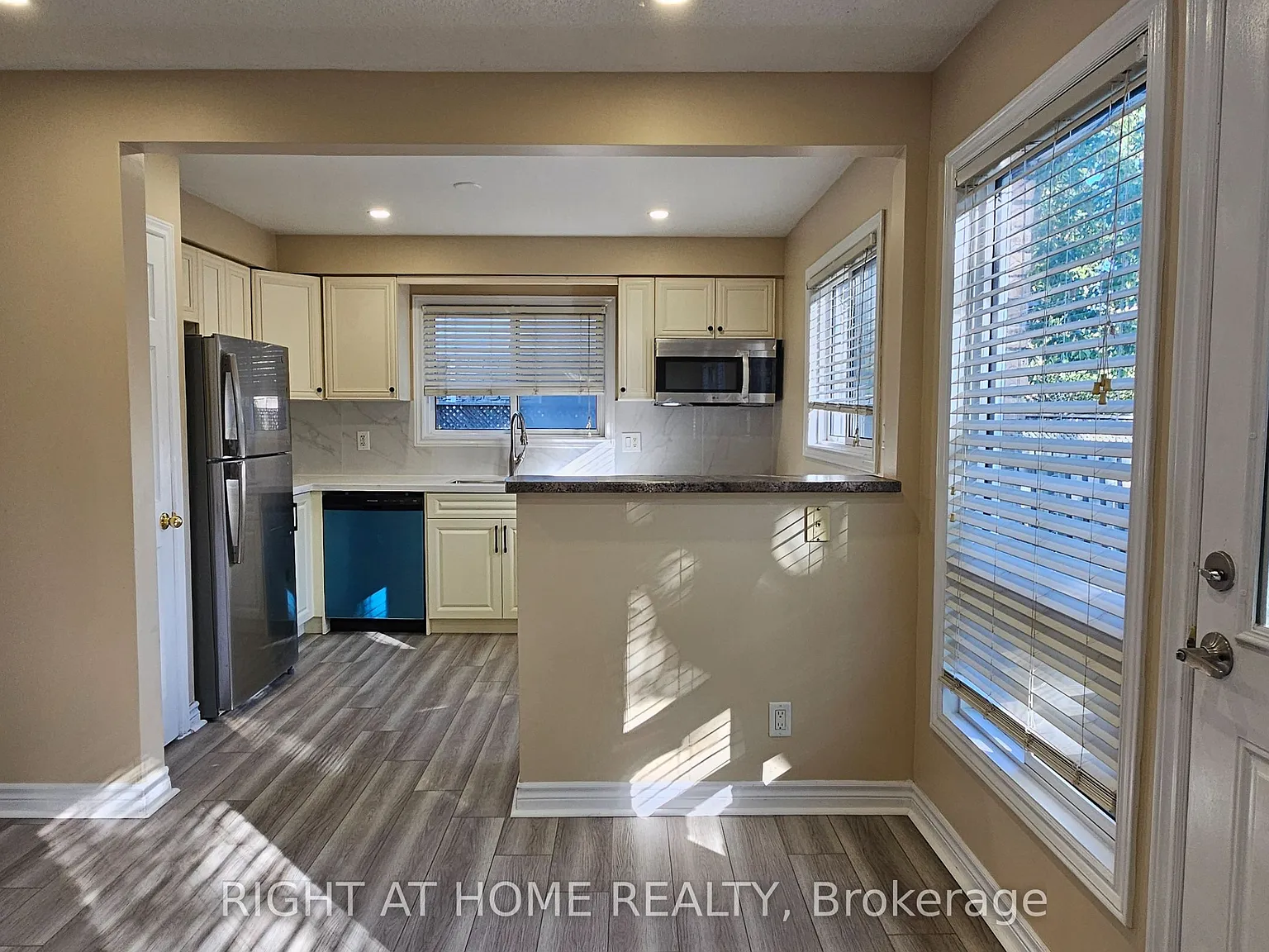 5 bed, $2,900 — Photo 2