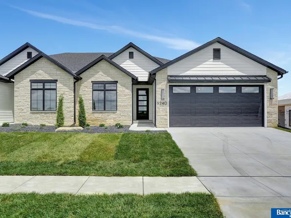 9216 Lucena Dr, Lincoln, NE 68520