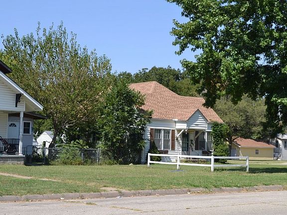 3rd image of 101 S Magnolia Ave