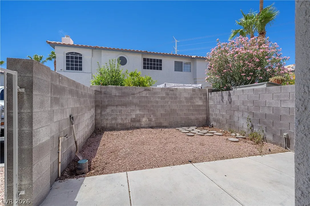 3 bed, 2.5 bath, 1408 sqft, $1,700 — Photo 4