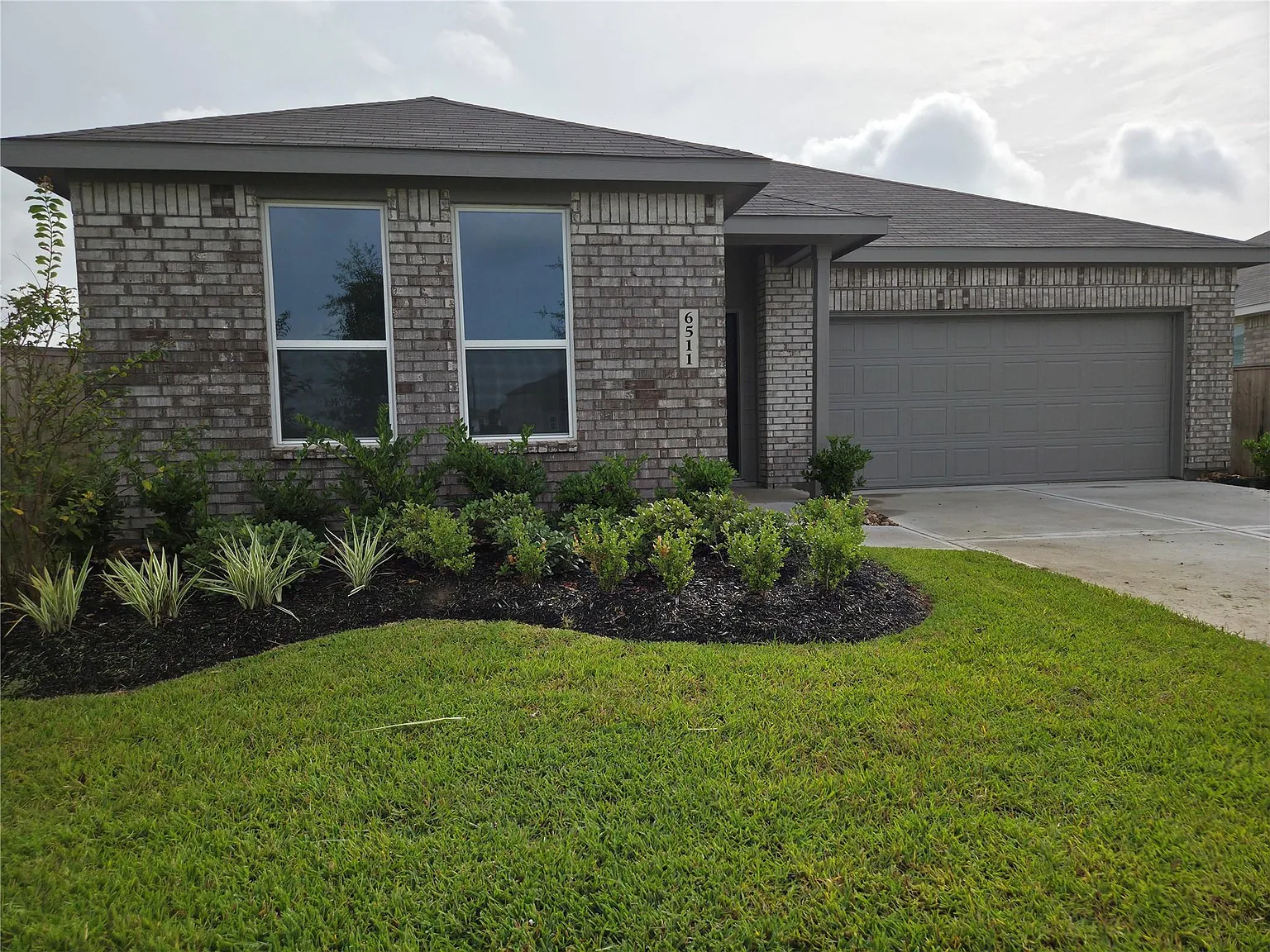 4 bed, 2.0 bath, 1900 sqft, $2,300 — Photo 2