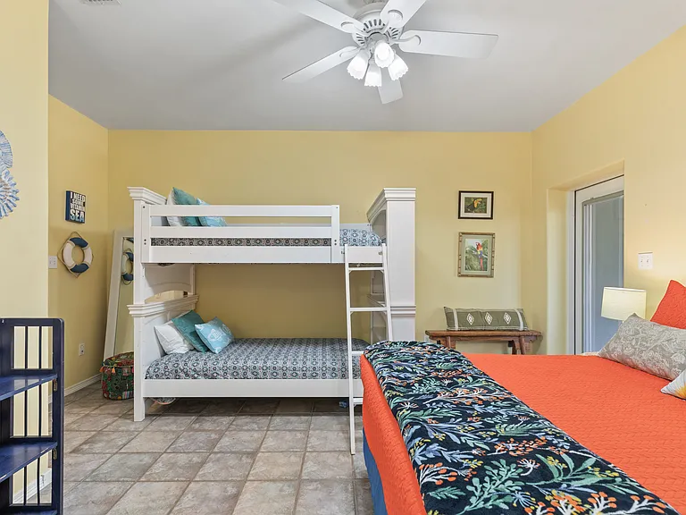 124 E Acapulco St #B — Photo 31
