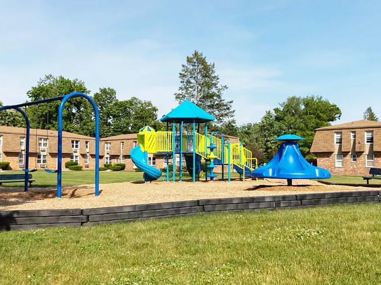 Country Manor Apartments — Photo 9