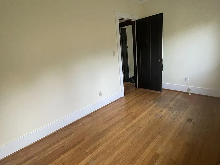 403 S Division St — Photo 28