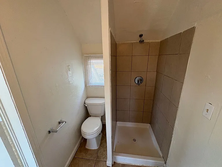 467 1/2 N Alta Ave — Photo 13
