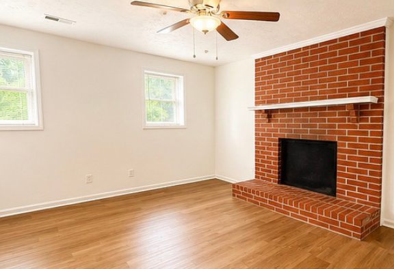 3rd image of 449-451 Woodview Dr