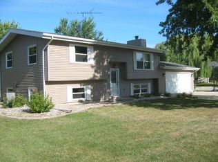 15 Williamsburg Cir, Mason City, IA 50401