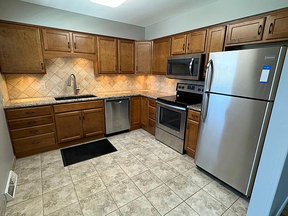5th image of 8516 W 78th Ter