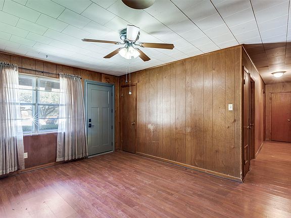 3rd image of 707 Debus Dr