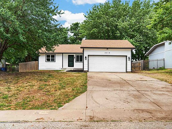 3rd image of 2219 N Basswood Ct
