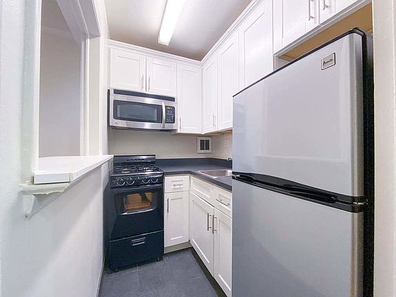 3rd image of 310 W 47th St APT 4E