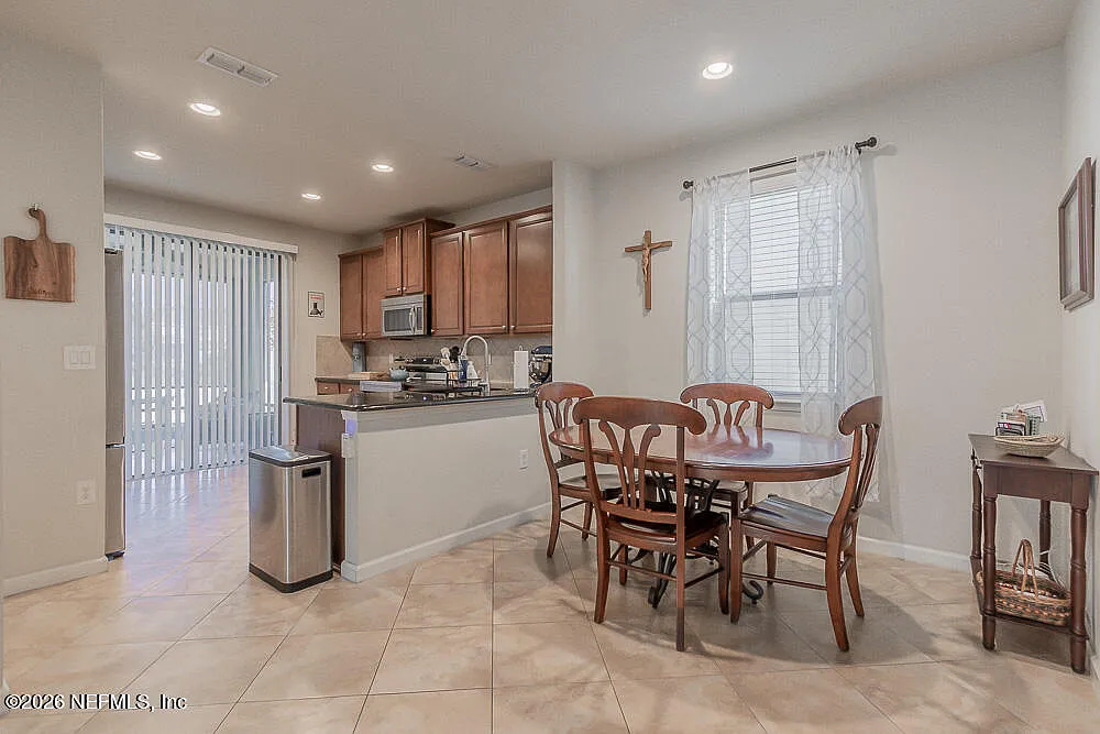 3 bed, 2.5 bath, 2136 sqft, $2,650 — Photo 4