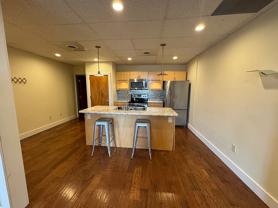 60 Center St #4