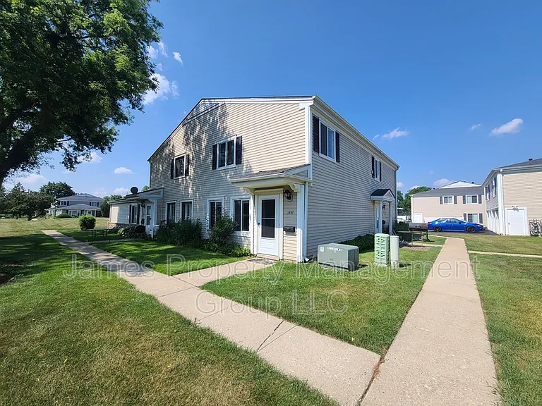 1557 Quaker Ln #114 — Photo 1