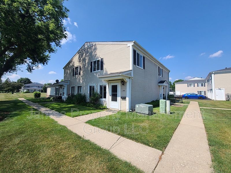 1st image of 1557 Quaker Ln #114