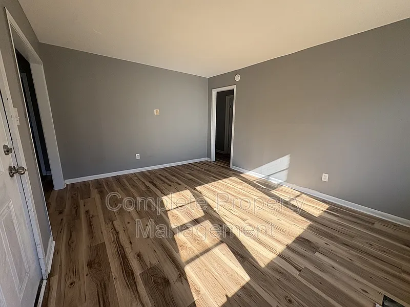 3 bed, 1.5 bath, 1042 sqft, $1,050 — Photo 3