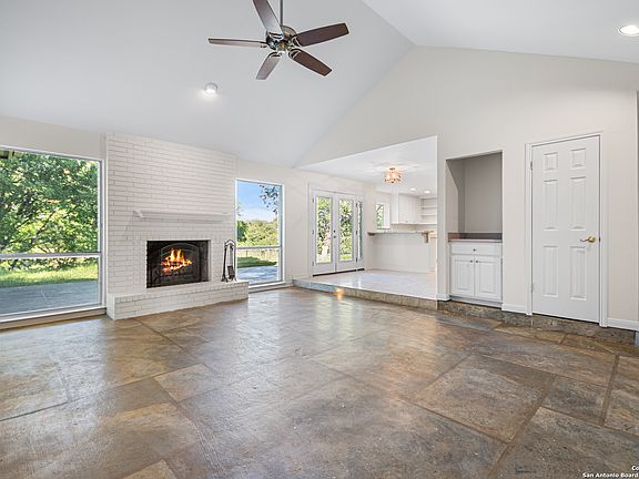 5th image of 221 Cibolo Crossing