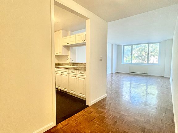 4th image of 350 W 43rd St APT 5D