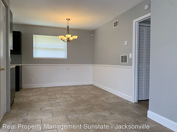 4th image of 3040 Dalehurst Dr W