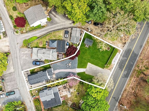 5th image of 17 Woodbine Ave