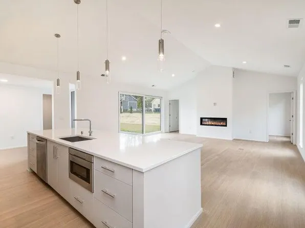 1185 Harmony Ln, Grafton, WI