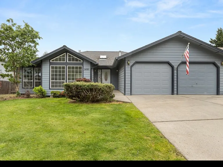 2495 NW Loma Vista Dr — Photo 1