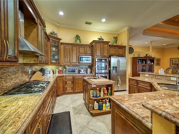 3rd image of 801 Acacia Ave