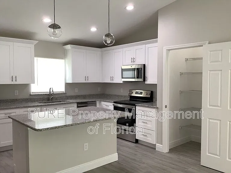 16899 SW 44th Cir — Photo 7