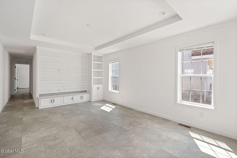 5th image of 821 Congress Street