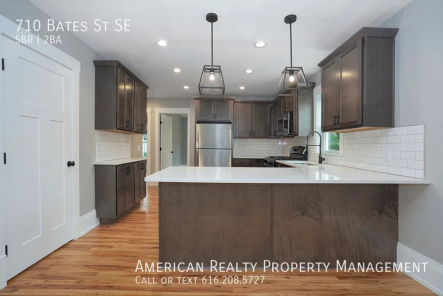 5 bed, 2000 sqft, $3,300 — Photo 4