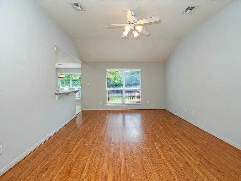 103 Duprie Dr — Photo 4