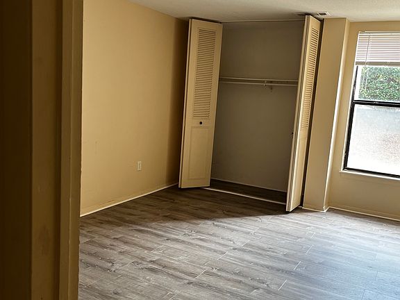 5th image of 70 Shrewsbury Green Dr