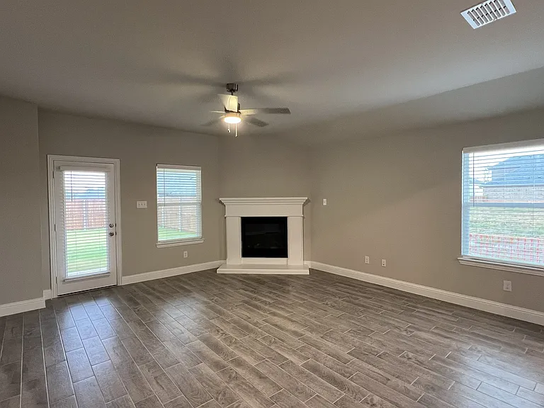 725 Amalfi Way — Photo 8