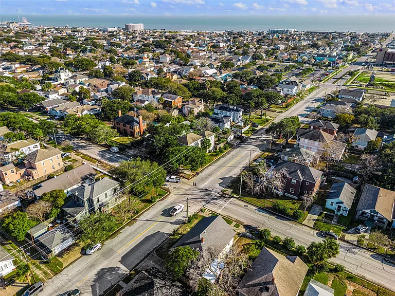 3902 Bernardo De Galvez #B — Photo 2