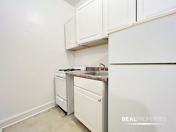 5th image of 2827 N Burling St APT 1