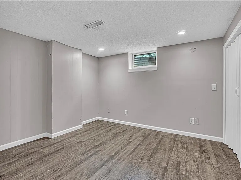 7715 NE 56th St — Photo 33