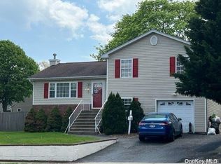 215 53rd St, Lindenhurst, NY 11757