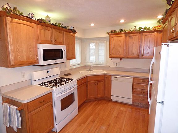 3rd image of 2049 Wild Rose Ln