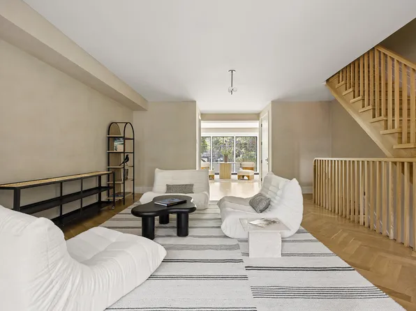 966 Bergen Street image 12 of 34