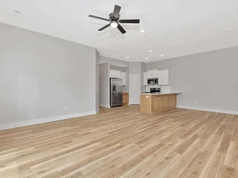1102 SE 10th Ter — Photo 5