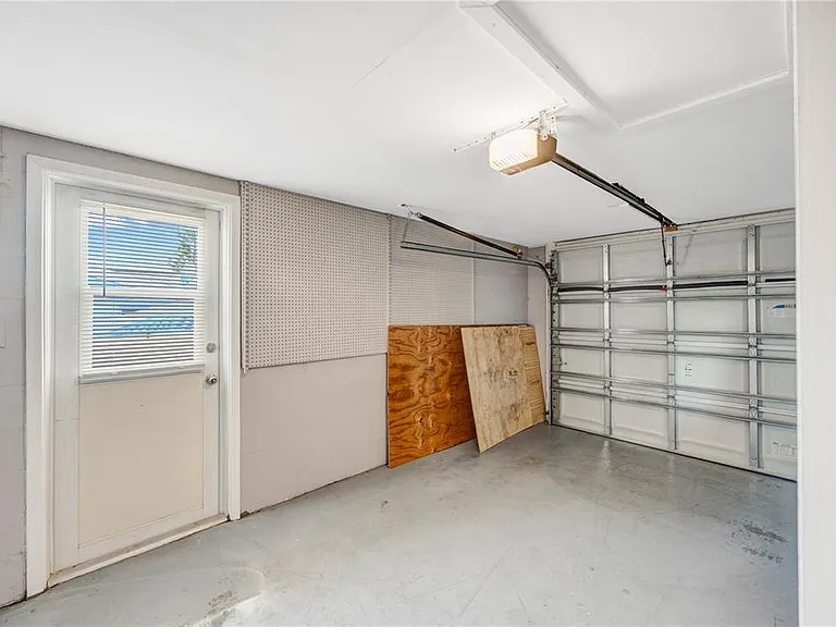 7804 Niagara Dr — Photo 15