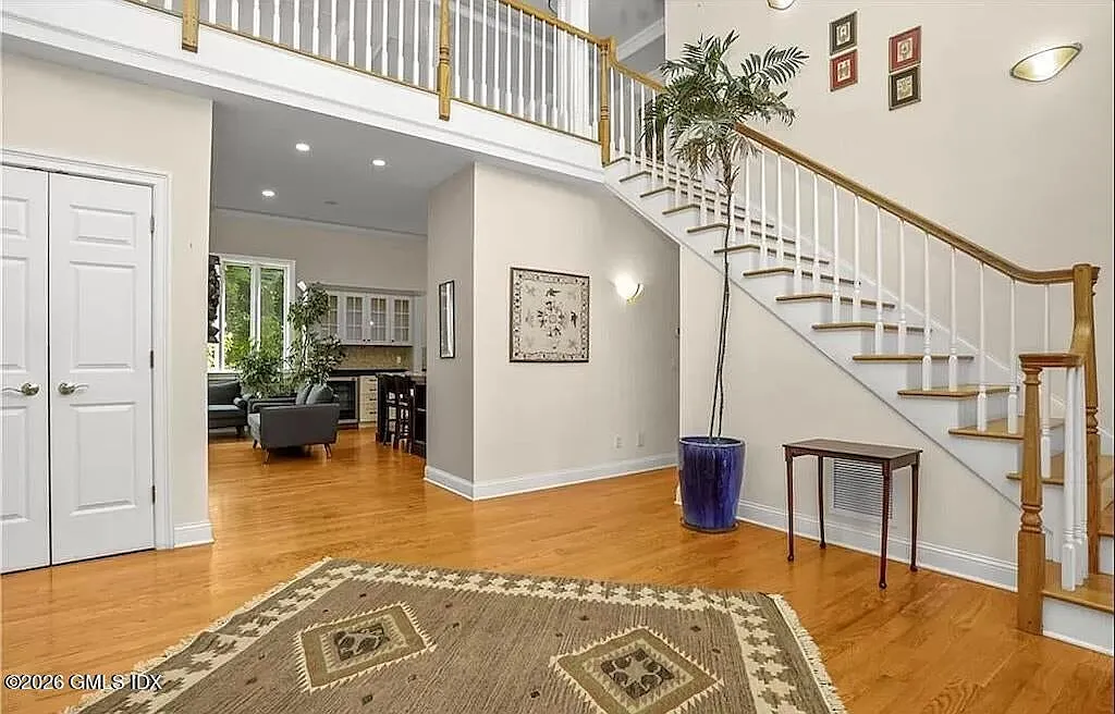 5 bed, 4.5 bath, 5810 sqft, $12,500 — Photo 1