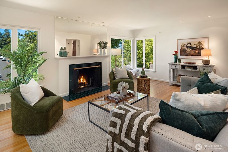 4th image of 2313 47th Avenue SW