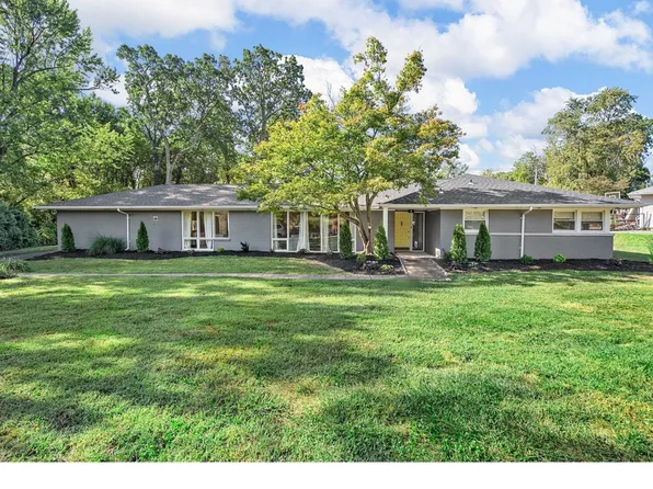 130 Stoneyside Ln, Saint Louis, MO 63132