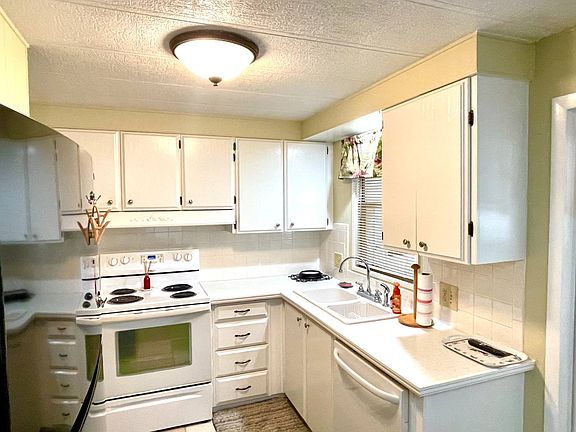 3rd image of 534 Montego Ln