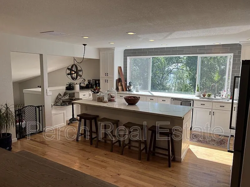 4 bed, 2.5 bath, 2037 sqft, $4,200 — Photo 2