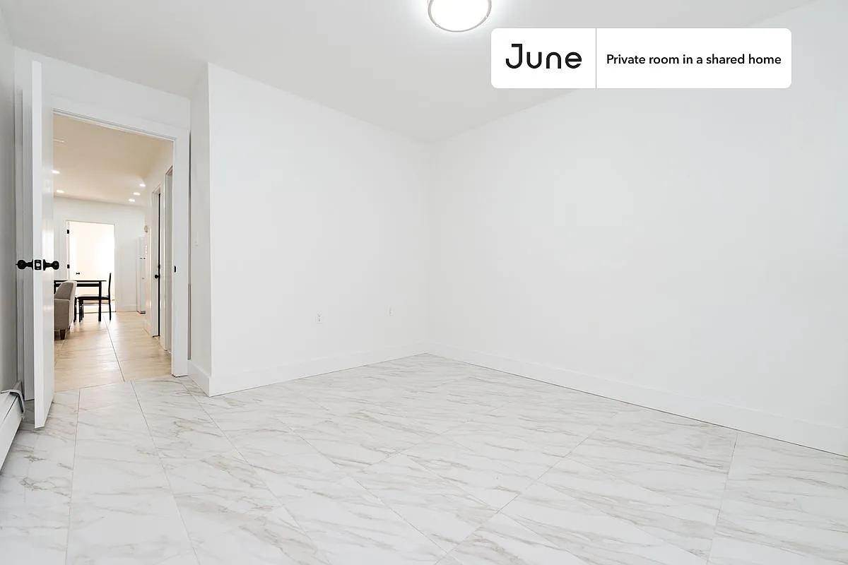 Queen bedroom in 3 bed/1 bath home in Bedford-Stuyvesant #1792 B — Photo 3